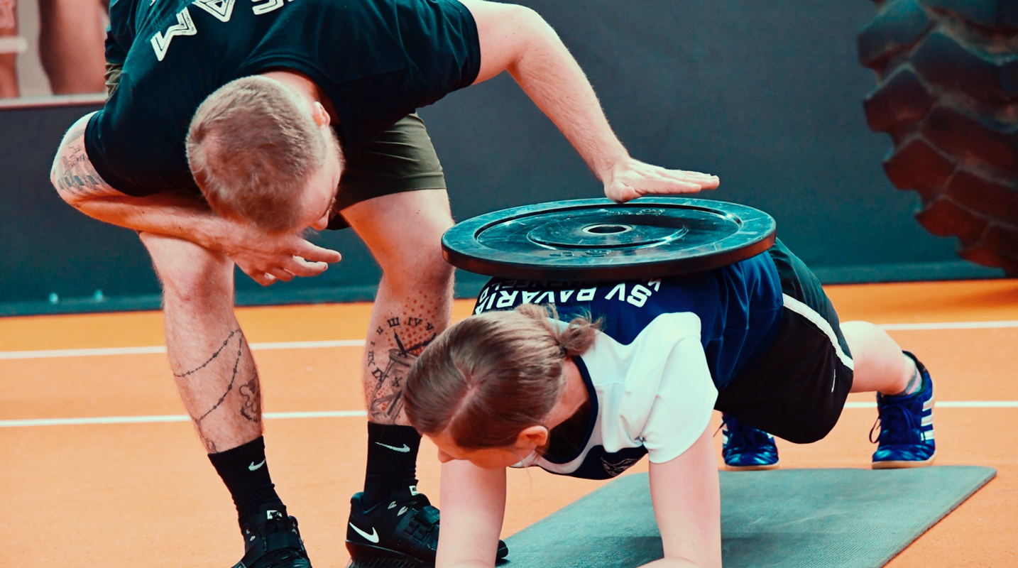 behind:the:scenes:it's:your:stage:start:play:repeat - SV Bavaria Waischenfeld die Frauenfußballmannschaft beim Cross Gym Trainin mit Bastian Lumpp in der Sportwelt Pegnitz